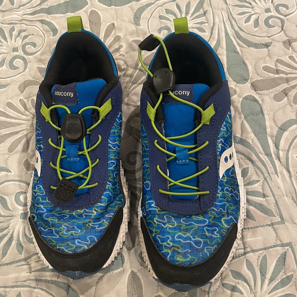 Kids tennis shoes barely worn - Picture 2 of 3